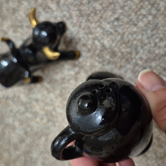 Vintage Black and Gold Ceramic Bull Figurine Salt & Pepper Shakers Made In Japan - Picture 7 of 11